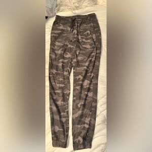 Athleta Camouflage Women’s Jogger Pants (4T)